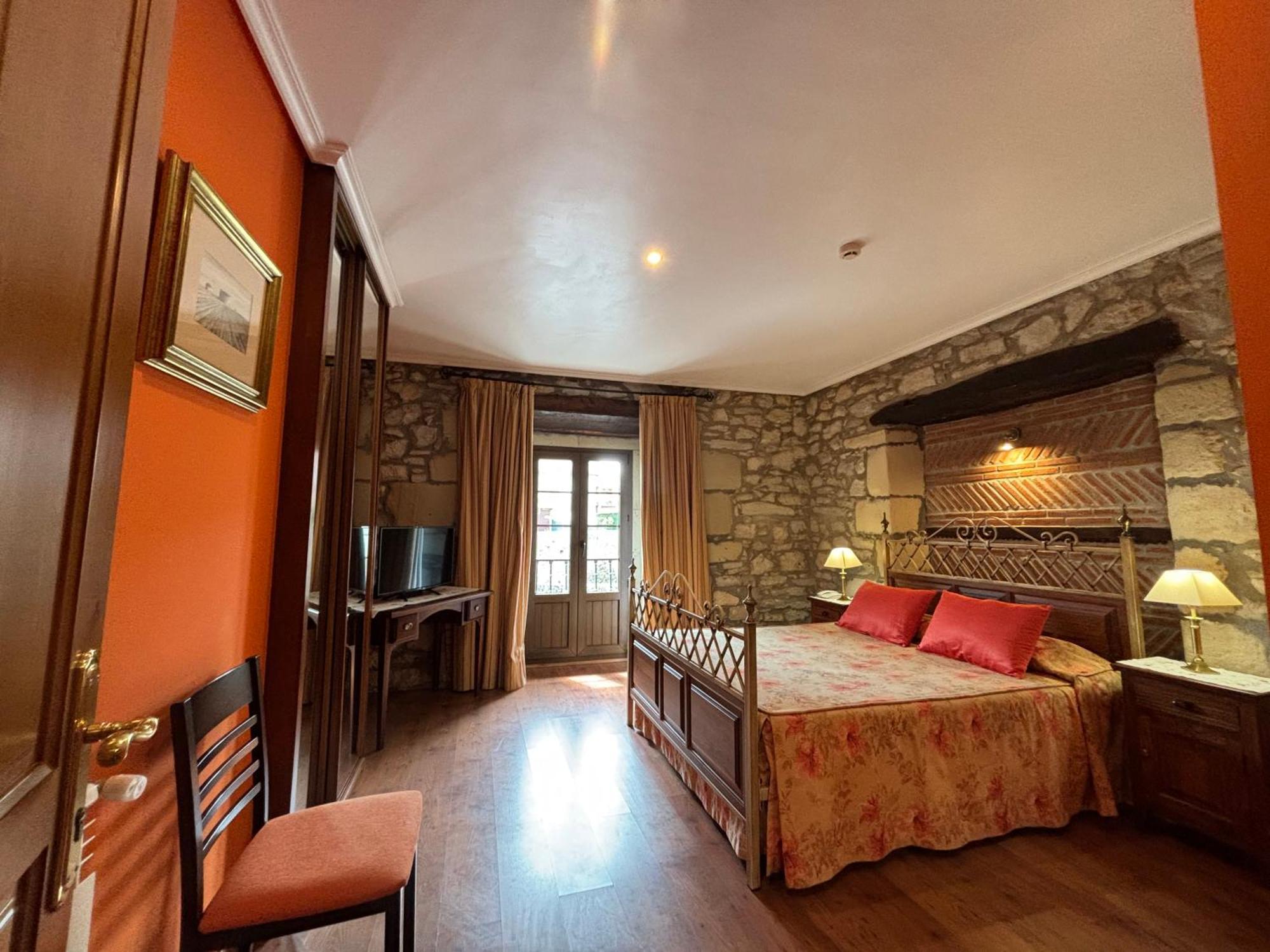Hotel Casona Los Caballeros Santillana del Mar Exteriör bild
